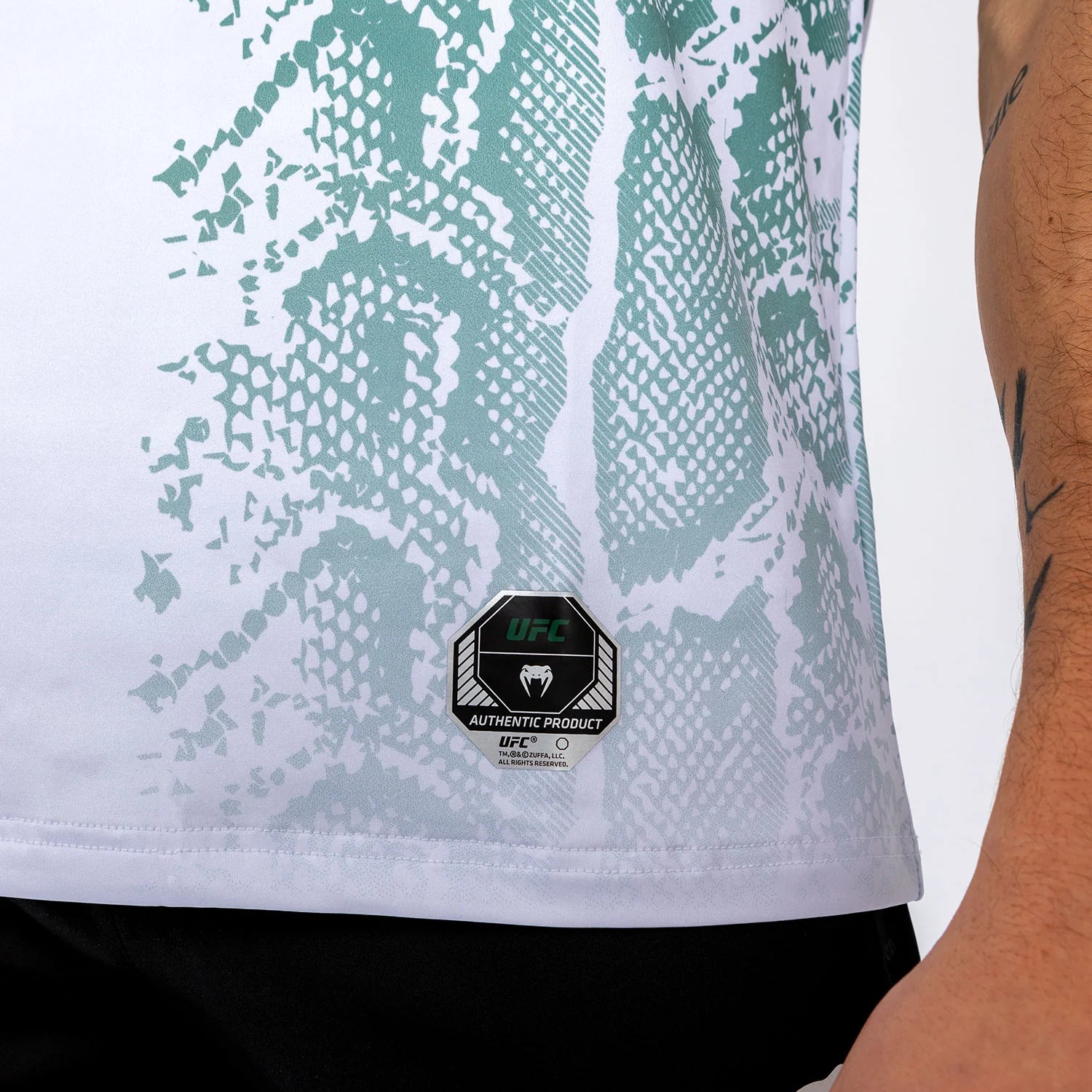 4_252F1_252Ff_252F8_252F41f8a9268f1dc99a844d2542e987546f2735ad3d_DRY_TECH_UFC_EMERALD_WHITE_07_jpg.webp