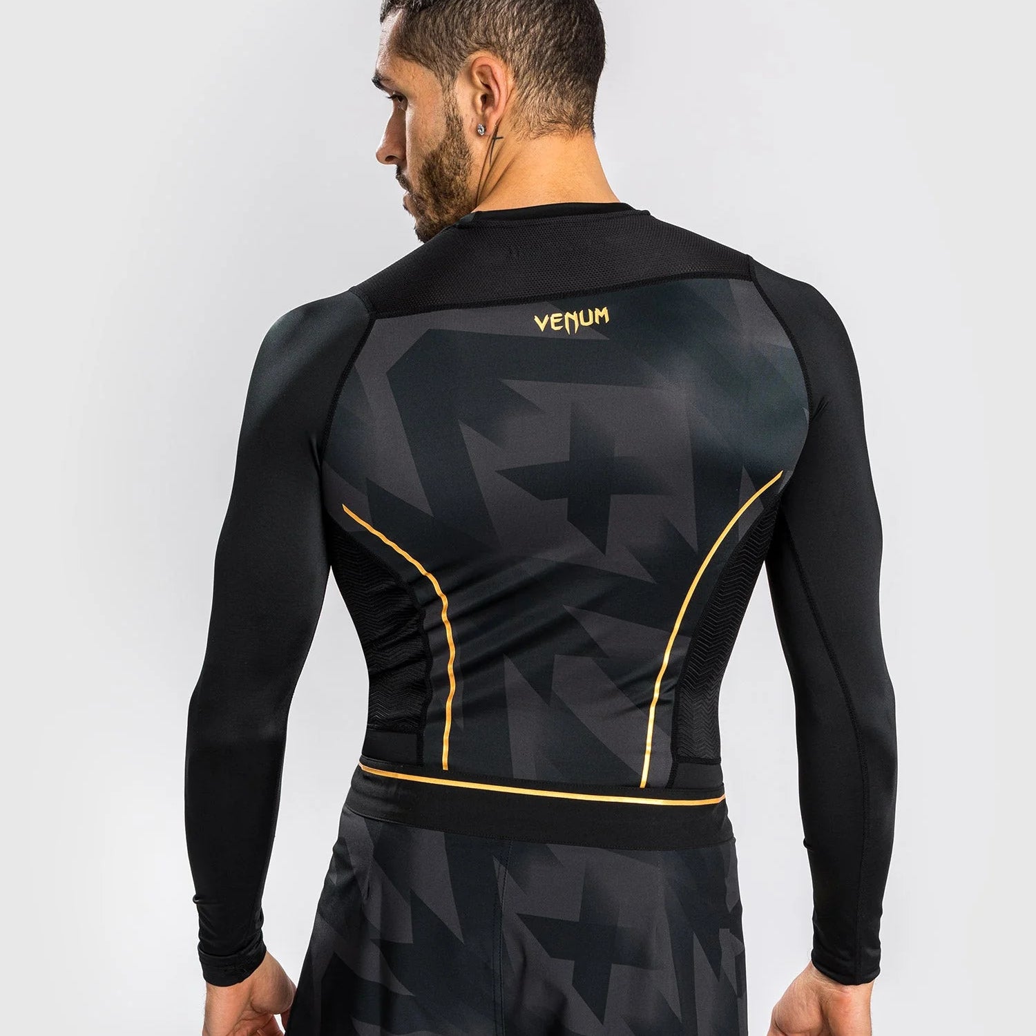 4_252Ff_252F5_252F4_252F4f54f8f1606585515f357d2a99f89e45200ddaf4_RASH_LS_RAZOR_BLACK_GOLD_05_7fff8505-1f13-4caf-85bc-1797cfce97be_jpg.webp